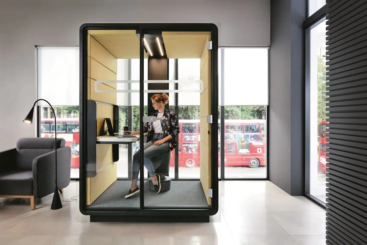 HushWork.sit&stand's height-adjustable desk allows employees to keep it moving. An ergonomic office pod.