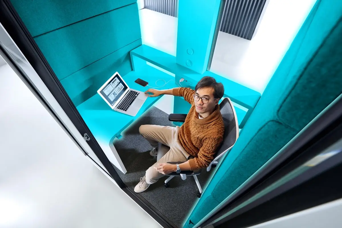 Les pods de bureaux sont une solution acoustique puissante pour les bureaux, car ils piègent les bruits tout en ajoutant du flou à un espace de bureau bruyant, améliorant ainsi son paysage sonore global.