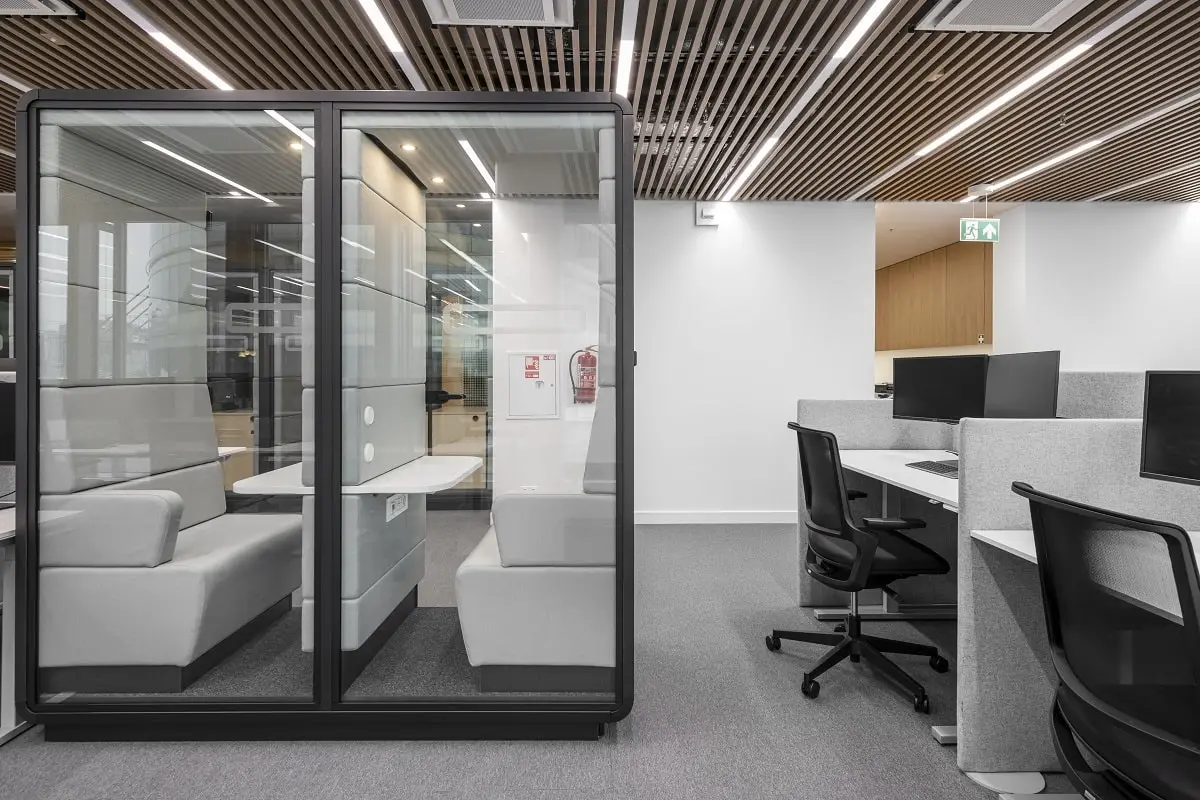 HushTwin. Une petite cabine de bureau insonorisée. 2 espaces de travail indépendants. 1 cabine peu encombrante.