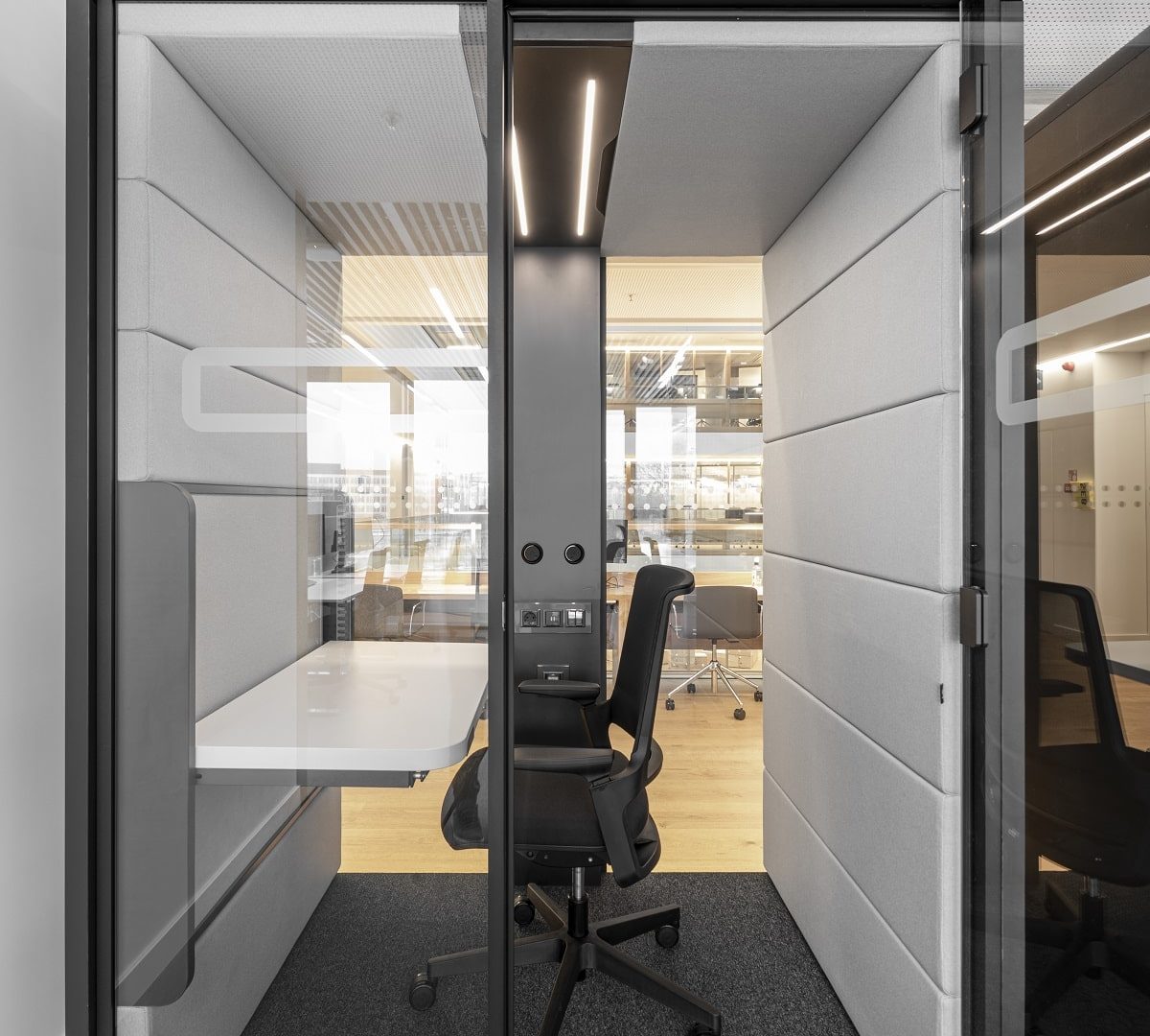 Le panneau de verre arrière des pods Hushoffice peut être dépoli avec une finition mate pour les coéquipiers qui souhaitent une « isolation » maximale lorsqu'ils utilisent leurs pods.