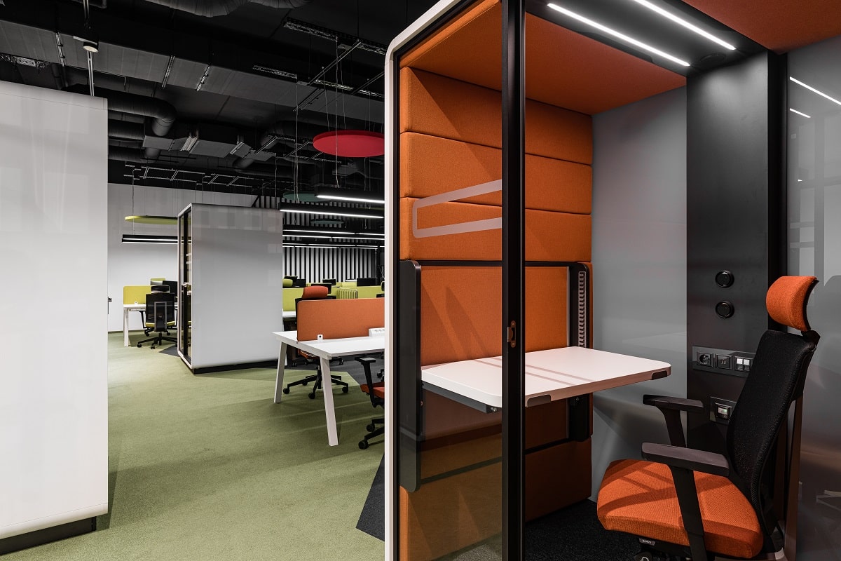 Transportable Büroboxen machen das Großraumbüro wieder funktional. Sie bieten den Mitarbeitern ruhige, geschlossene Räume für konzentriertes Arbeiten. HushWork.sit&stand hebt sich durch ihren höhenverstellbaren Schreibtisch von anderen ab.
