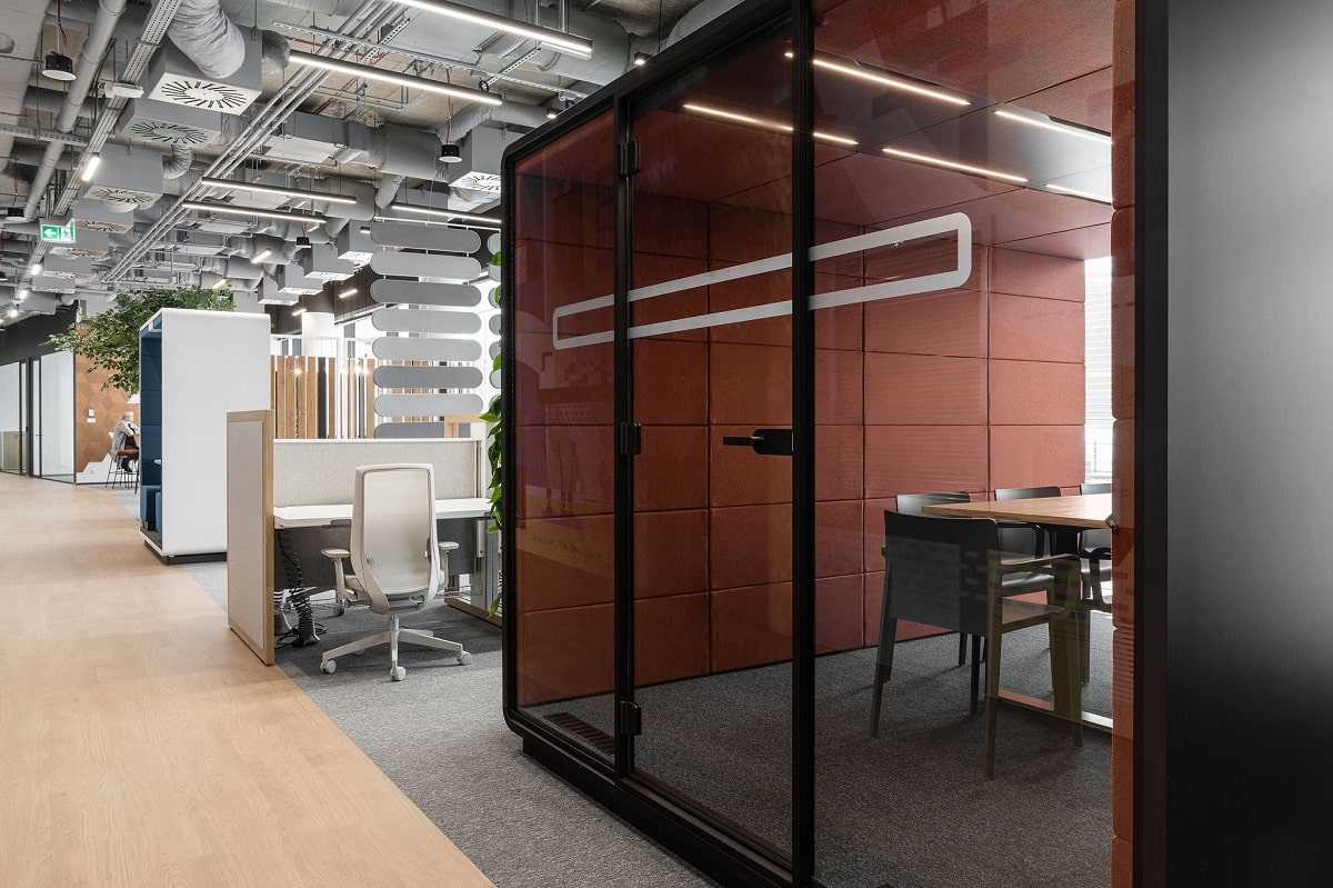 Die vorgefertigte schalldichte Bürokabine hushMeet.L - eine flexible Möglichkeit, soziale Zonen wie Arbeits- und Pausenräume zu schaffen.