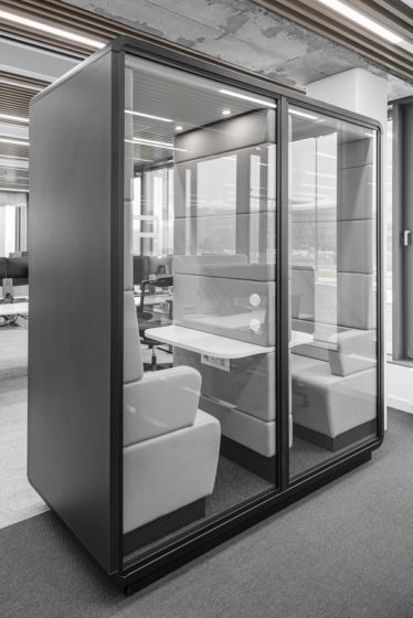 HushTwin kleine akustische Büroboxen. Zwei unabhängige, private, voll ausgestattete Arbeitsbereiche auf einer Fläche von nur 1,95 Quadratmetern.