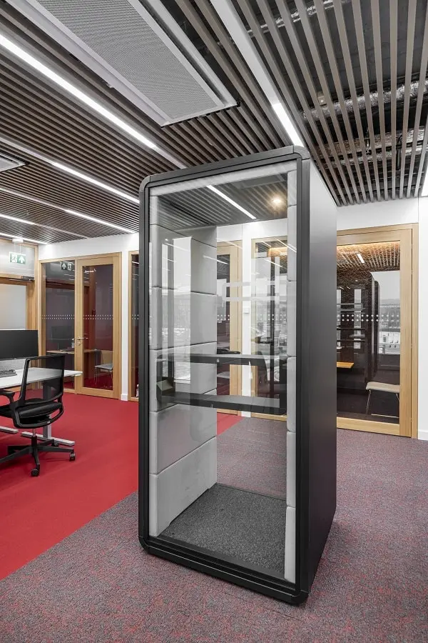 Betrachten Sie hushPhone als eine luxuriöse Privatsphärebox und Telefonkabine für das Büro. Das durchdachte Design mit fein einstellbarer Beleuchtung und Belüftung sorgt für ein luxuriöses Erlebnis.