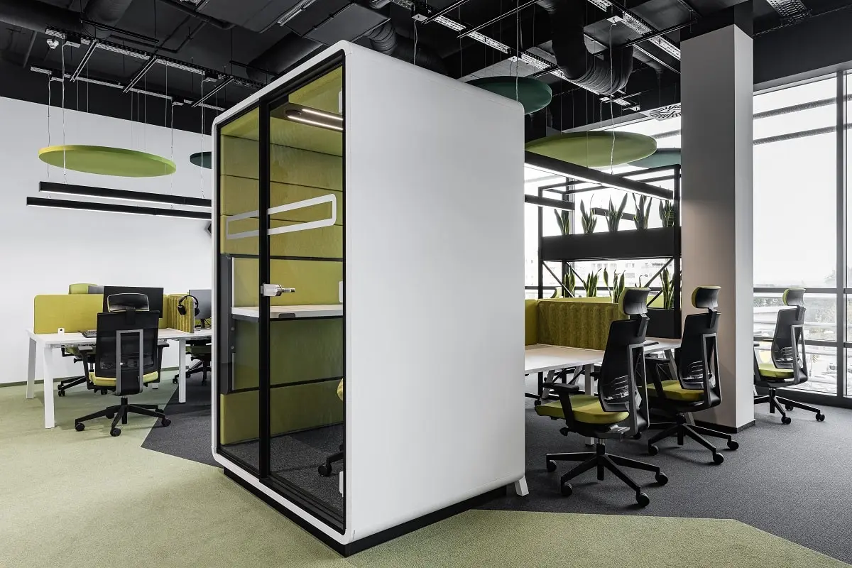 Warum sind Kabinen im Büro ein kluger Schachzug? Sie sind nicht nur voll ausgestattete All-in-One-Arbeitsplätze. Außerdem sind sie transportabel, so dass Teams die Anordnung leicht anpassen können, ohne dass die Funktionalität darunter leidet.