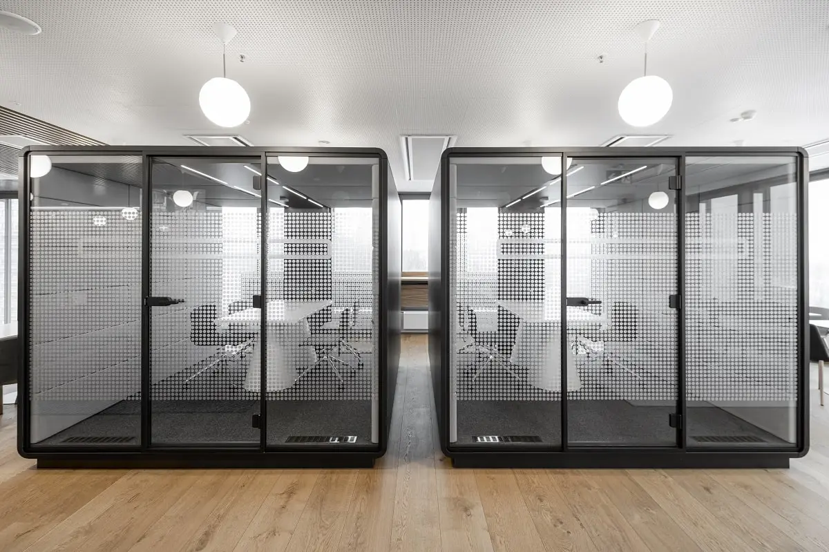 HushMeet.L ist wie ein transportabler schalldichter Konferenzraum für hybrides Büro. Die Kabine ist ideal für größere Teambesprechungen geeignet und verfügt über ein zentrales Paneel, das perfekt positioniert ist, um einen Monitor für Präsentationen oder Videogespräche aufzuhängen.