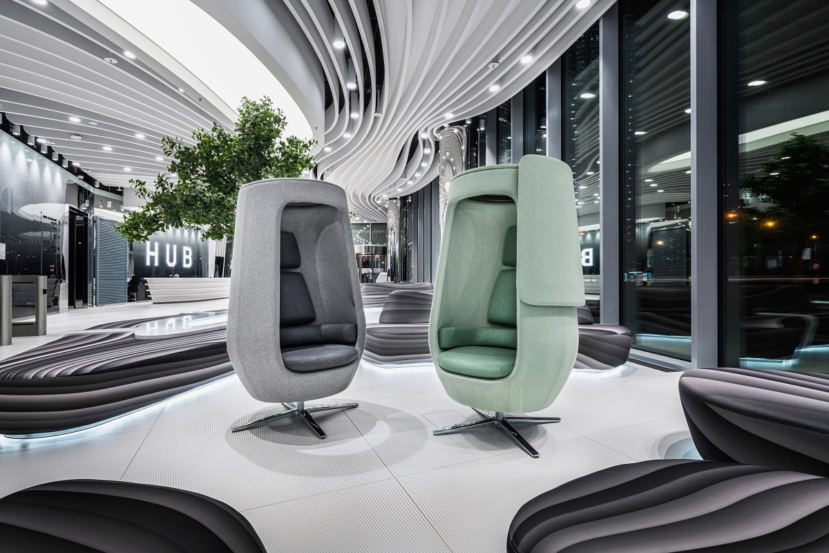 Der A11 ist ein markanter Loungesessel - halb geschlossen und schallisoliert, der den Mitarbeitern einen angenehmen Raum bietet, um allein zu sein, wenn sie Pausen vom offenen Raum brauchen
