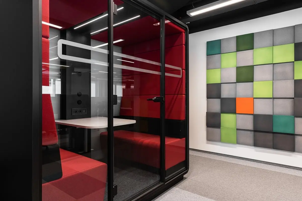 Zespoły potrzebują prywatności i ciszy, aby działać zgodnie z celami. HushMeet to 4-osobowa kabina do spotkań biurowych, która zaspokaja obie te potrzeby.