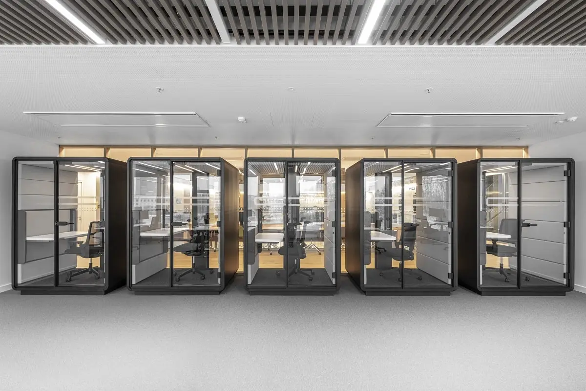 Poprawa ergonomii w miejscu pracy? Rozważmy budkę akustyczną hushWork.sit&stand. Komfortowe akustycznie i wspomagające przepływ powietrza rozwiązanie z biurkiem w środku z regulacją wysokości (do pracy w pozycji siedzącej lub stojącej) pozwala na swobodny ruch