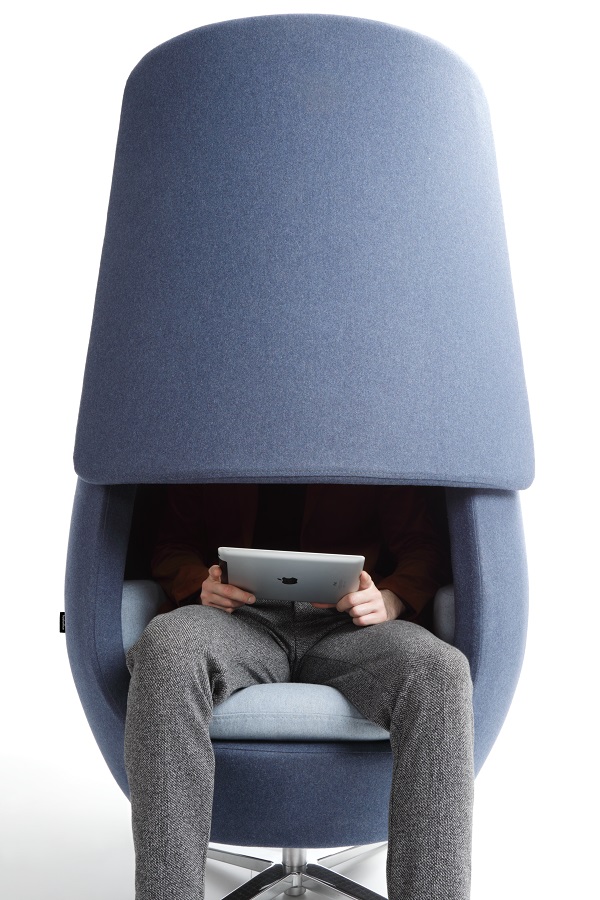A11. Poczucie luksusu. Akustyczny fotel wypoczynkowy jest pierwszym w swoim rodzaju, unikatowym środowiskiem do odpoczynku lub prywatnej pracy.