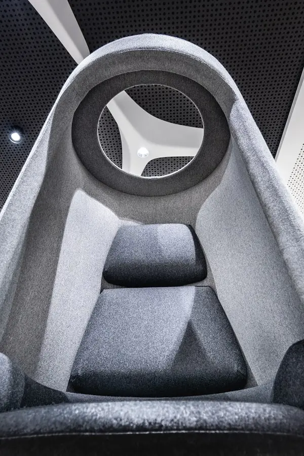 Fotel biurowy A11 – wygodny, cichy i komfortowy, w komplecie z modułem zasilania; A11 urozmaica szereg fukcji przestrzeni biurowych.