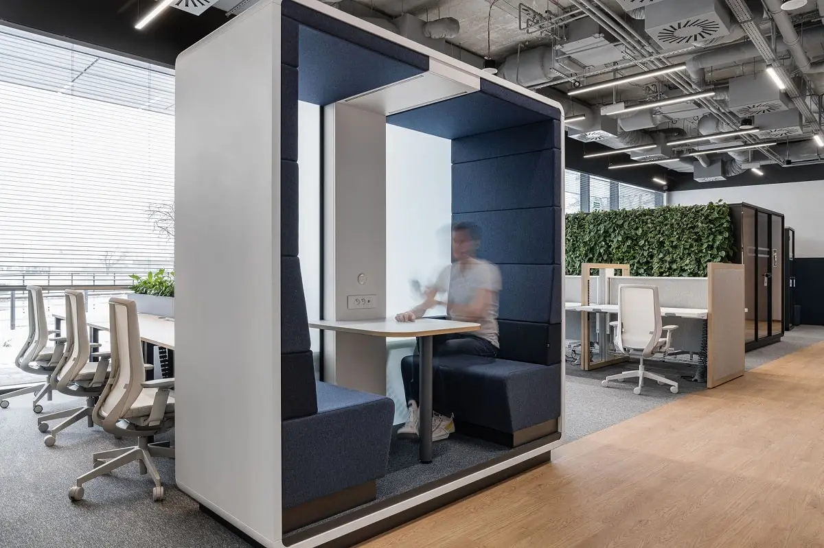 Potrzebujesz miejsca na częstsze spotkania ad hoc? Sprawdź hushMeet.open półotwartą mobilną budkę akustyczną do spotkań w biurze.