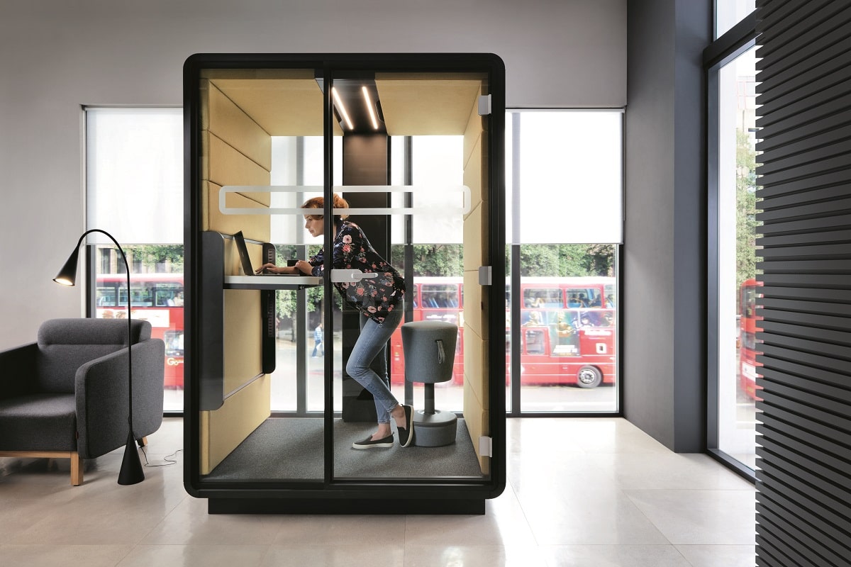 Les cabines silencieuses dans les bureaux comme hushWork.sit&stand permettent d’éviter la surcharge sensorielle dans les espaces de type open space.