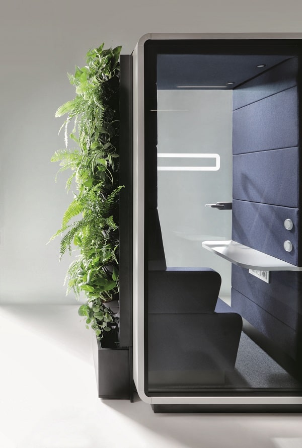 Zielona ścianka greenWall oczyszcza powietrze z zanieczyszczeń, jednocześnie redukując stres. To jak pionowy ogród w biurze. Zapewnia genialne upiększenie przestrzeni.