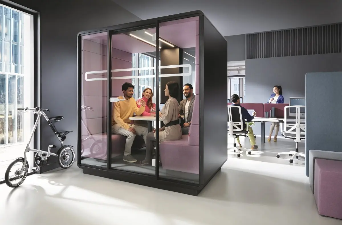 Die akustische Bürokabine von hushMeet. Sitze 4. Unterstützt gezielte Treffen. Modern. Minimal. Nutzt den Raum intelligent.