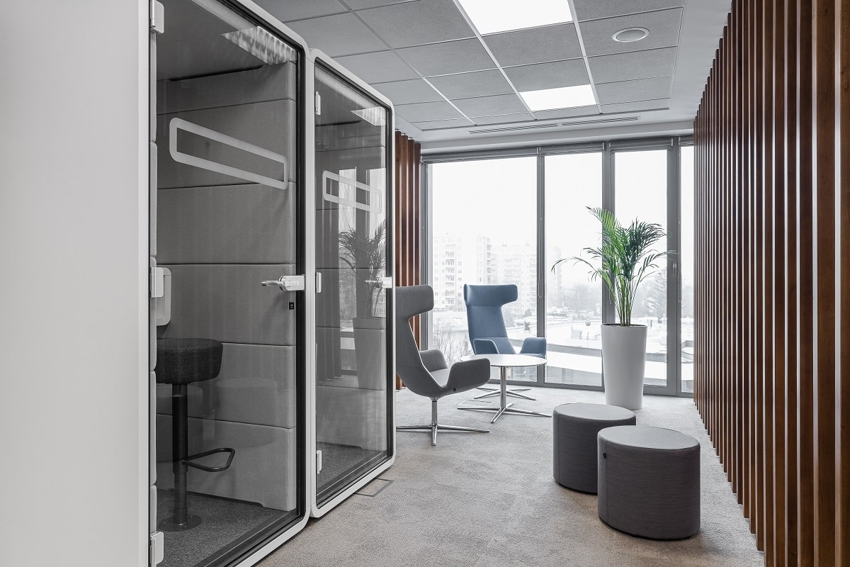 Private but not alienating. Glass panels to your right and left in hushPhone foster a felt sense of connection to your team on the floor throughout your call (without the bother of all their noise, of course.).