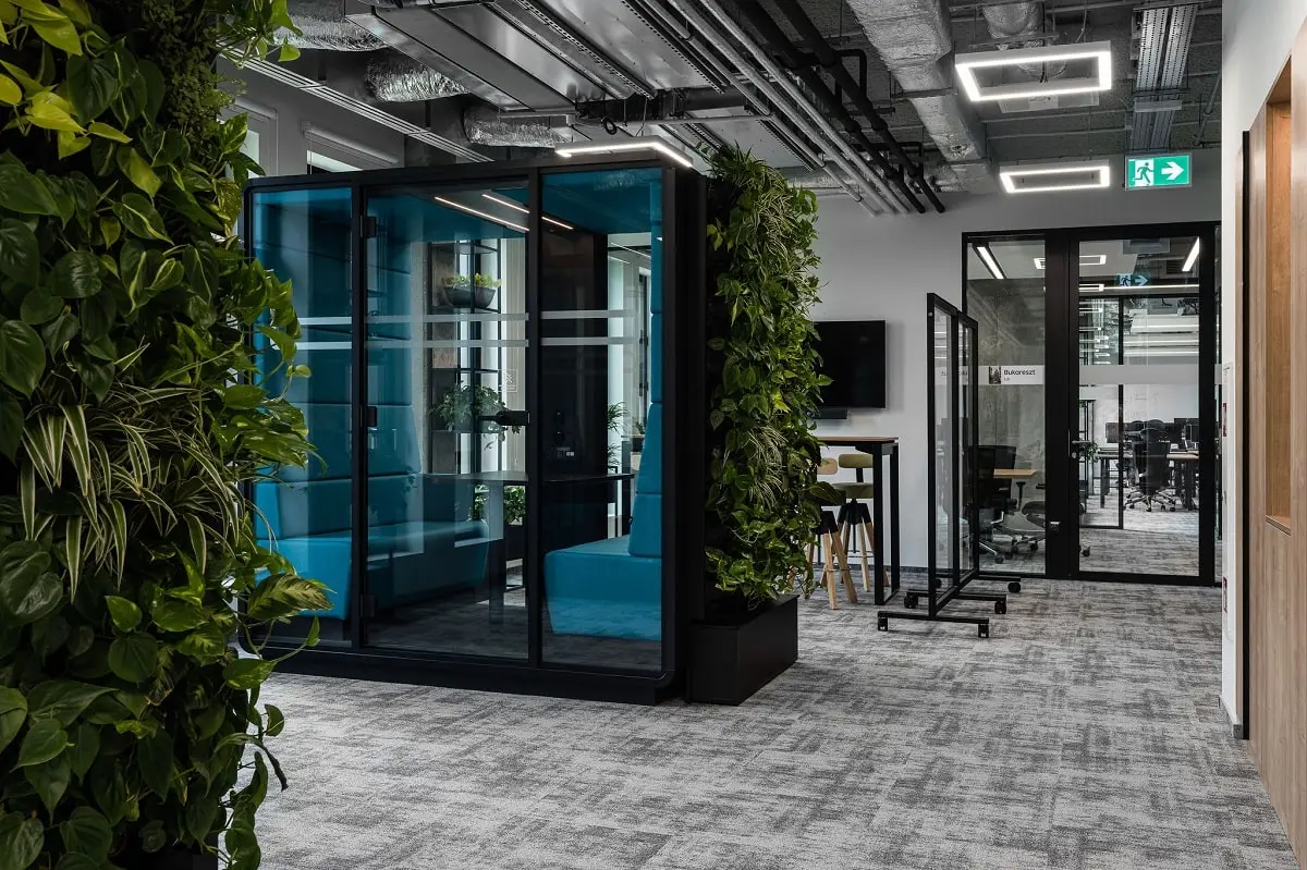 The hushMeet office meeting booth for team gatherings of 4. A natural place to connect.