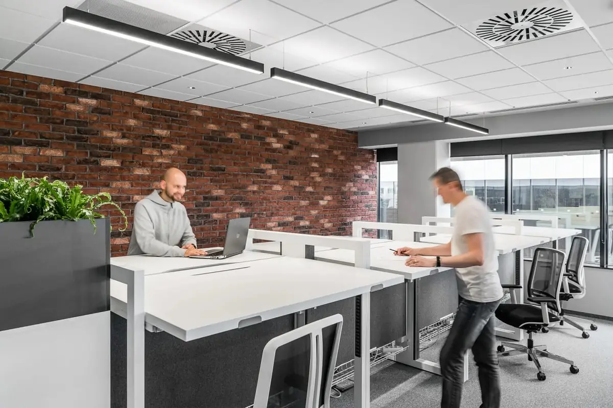 STAND UP R. Eine ergonomische Option für offene Tischarrangements.