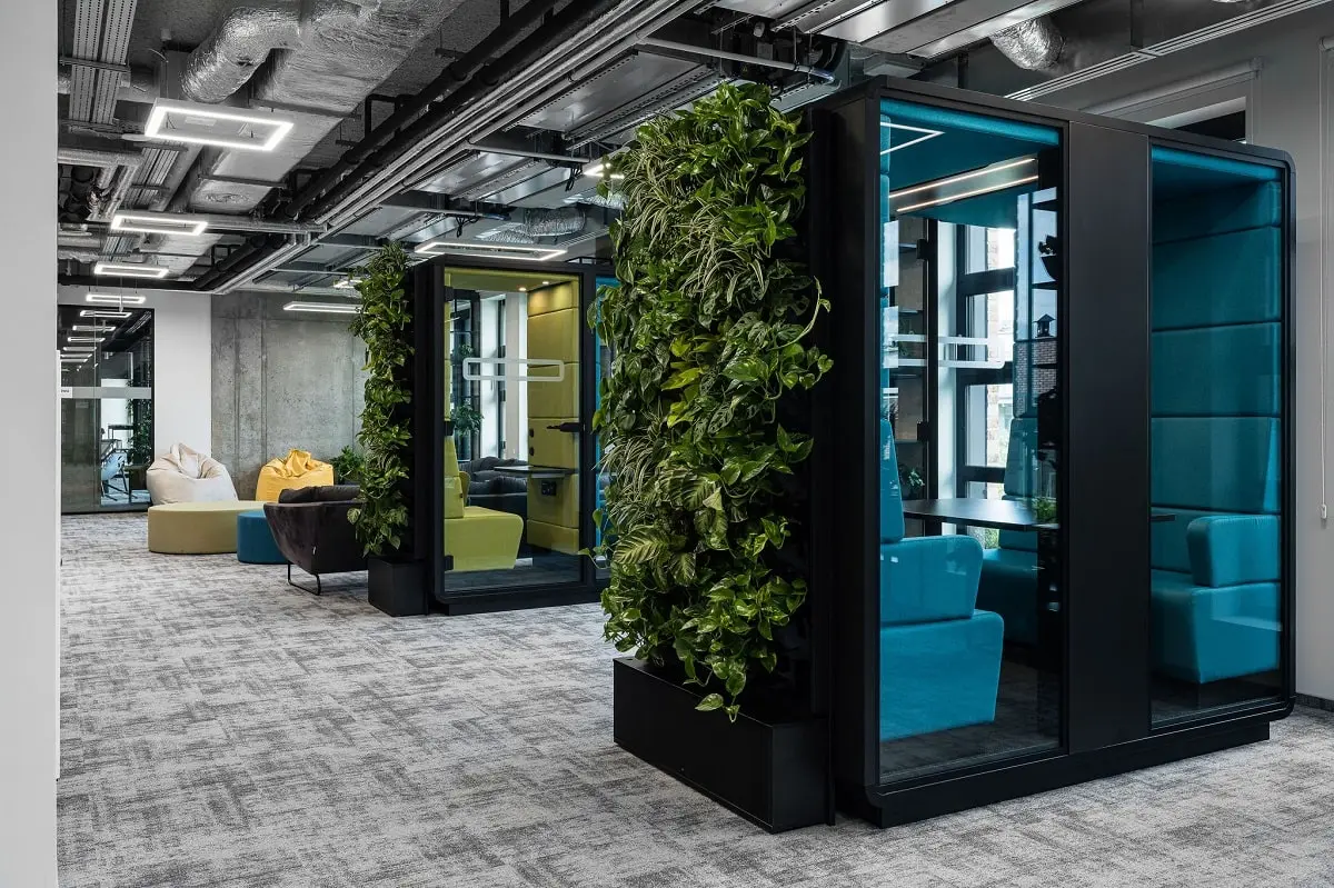 Cabine insonorisée hushTwin duo. 2 postes de travail totalement distincts combinés pour un espace réduit impressionnant. Les deux moitiés de hushTwin offrent un environnement parfaitement calme pour la mise au point.