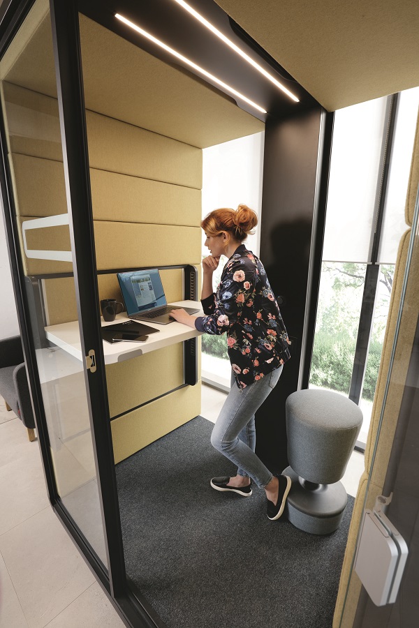 La cabine de travail hushWork.sit&stand est dotée d'un bureau réglable en hauteur, ce qui permet aux employés de mieux contrôler leur flux de travail.