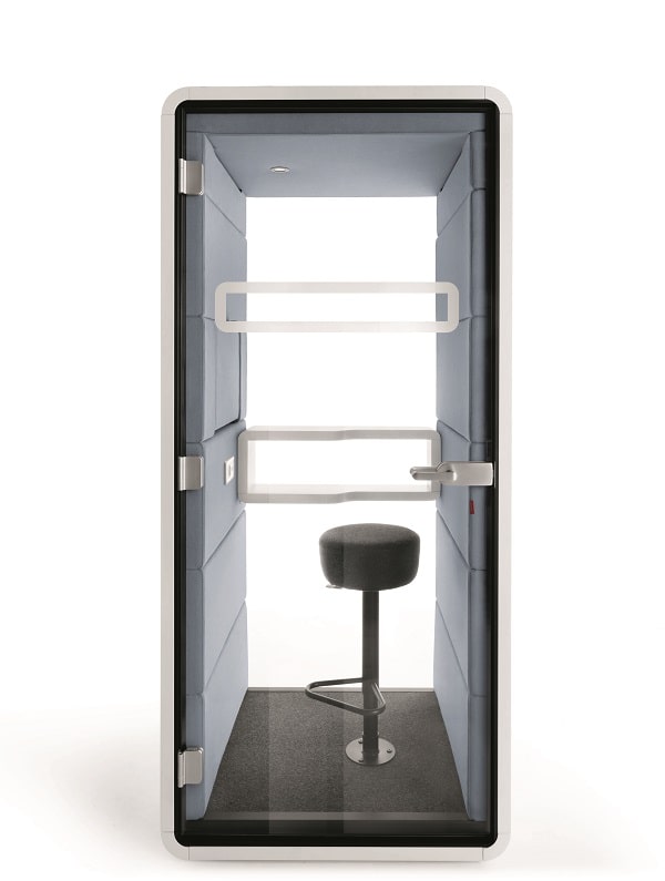 Des roulettes escamotables et verrouillables, et des pieds de mise à niveau stables font du hushPhone une cabine portable idéale pour les bureaux flexibles.