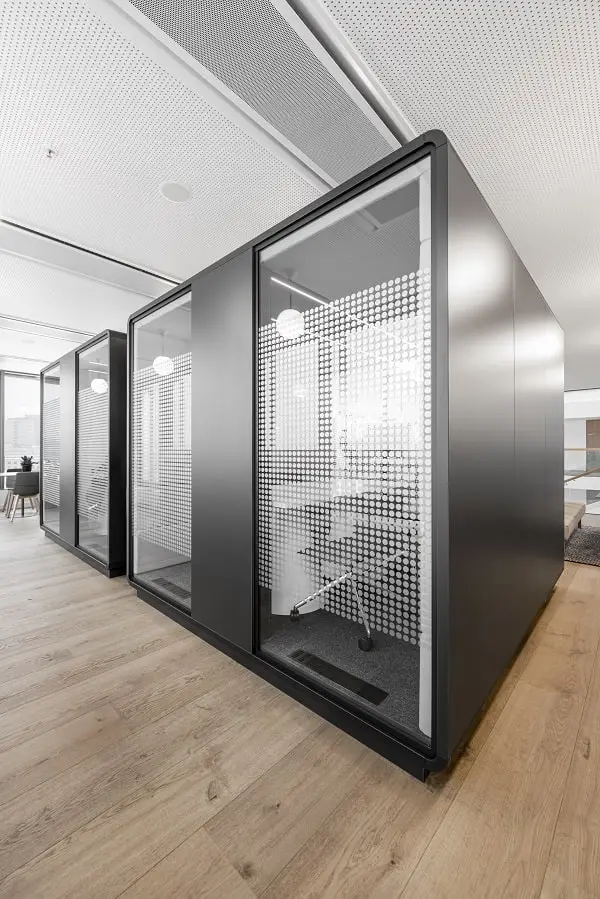 In hushMeet.L Arbeitskabine können 6-8 Teammitglieder ununterbrochen arbeiten.