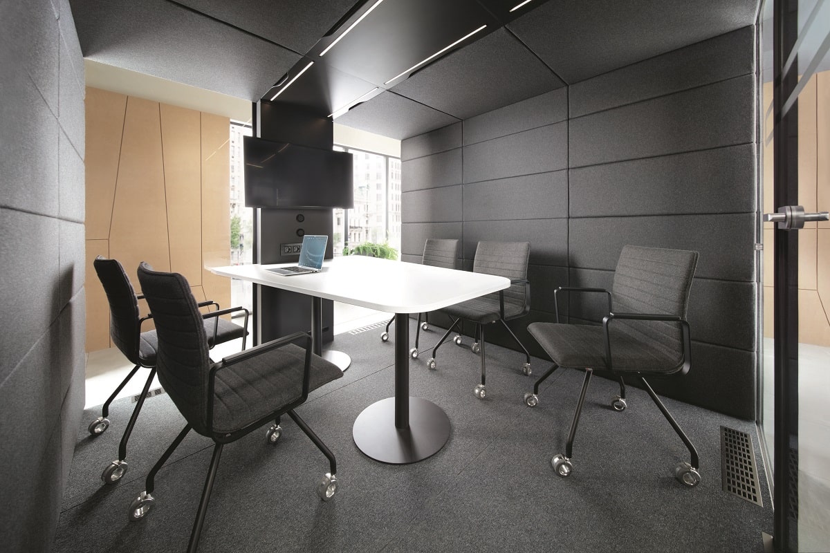 Die modulare Bürobox hushMeet.L für Besprechungen mit bis zu 8 Personen.