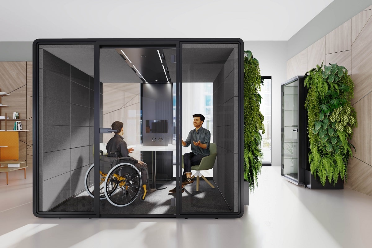 Modułowa kabina biurowa hushAccess.L ma wystarczająco dużo miejsca, aby osoba na wózku inwalidzkim mógł się w niej poruszać.