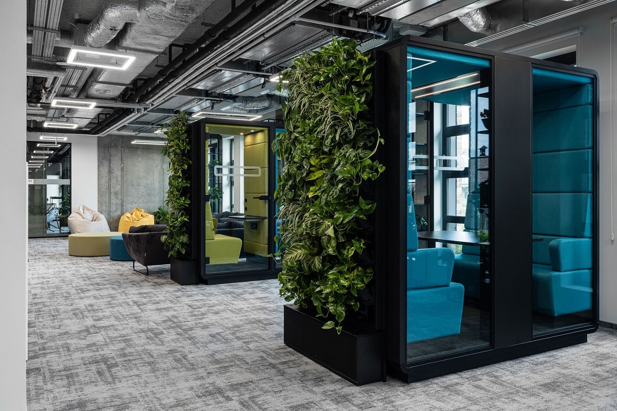 Hushoffice greenWalls self-watering greenery wall for office