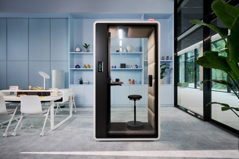 HushFree.S is a one-person office booth with privacy, quiet, and keen ease-of-use.
