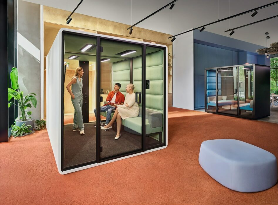 Jak akustyczne kabiny biurowe pomagają zachować spokój?