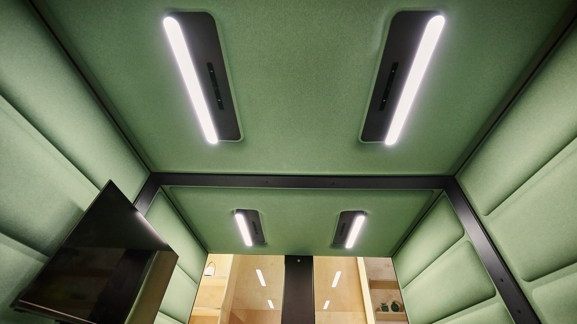 Poziom 500 luksów zapewnia widoczność i ostrość szczegółów, jednocześnie nie oślepiając.