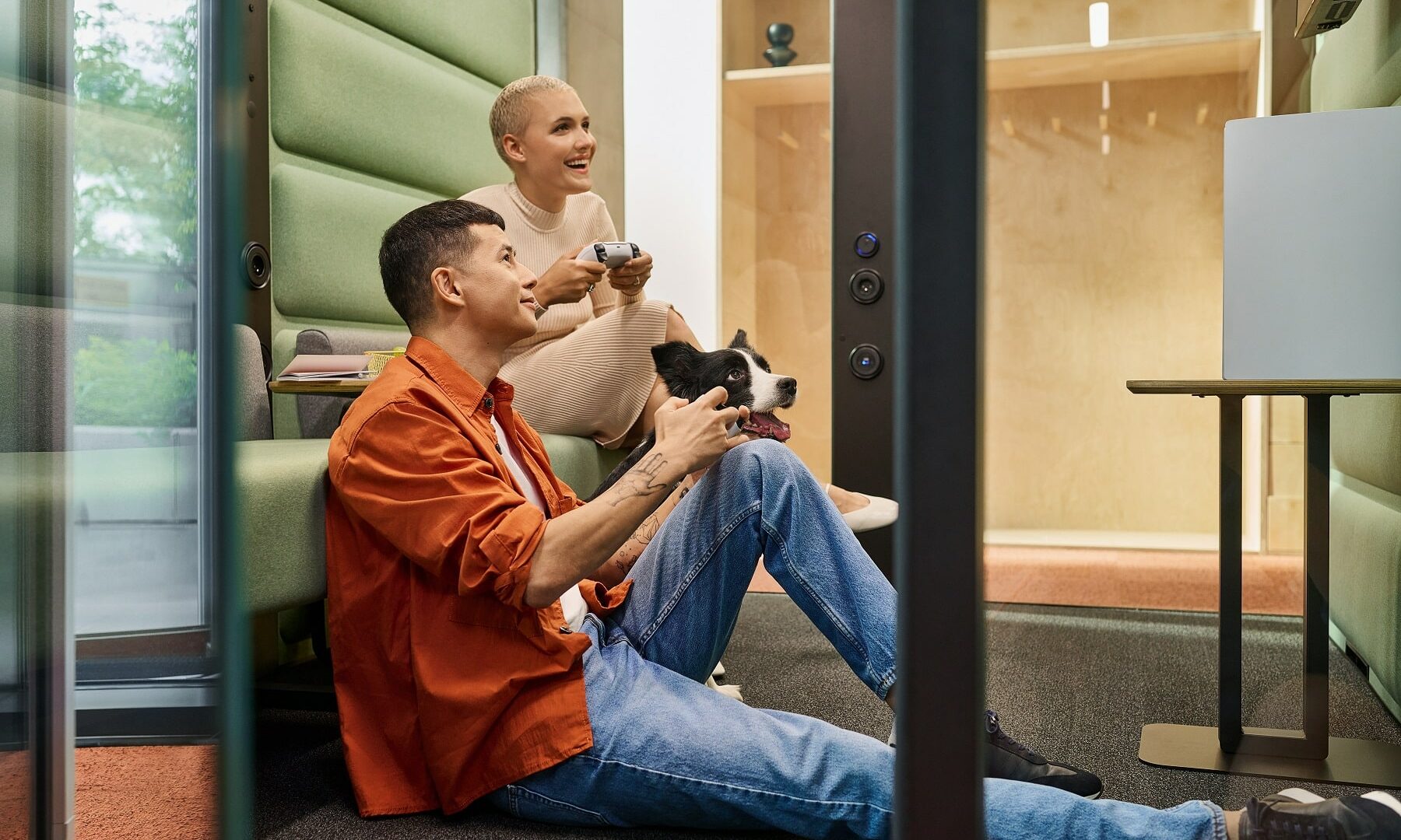 Pet-friendly? Acoustic phone booths like huhsFree.L help cancel out all the "barks", ensuring a professional atmosphere in every meeting.