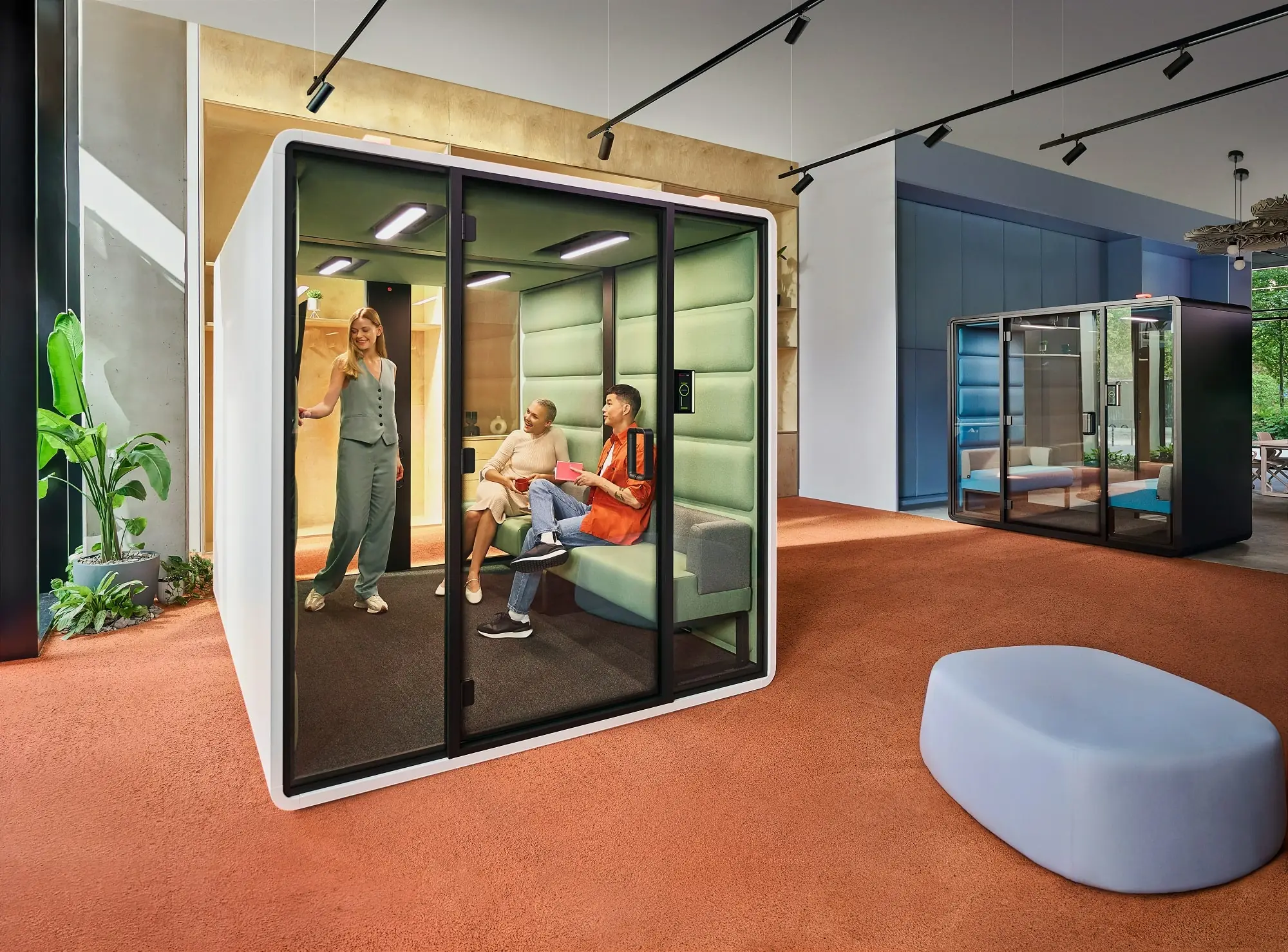 Pozbądź się hałasu. Dobra akustyka w biurze sprawia, że wszyscy czują się lepiej.