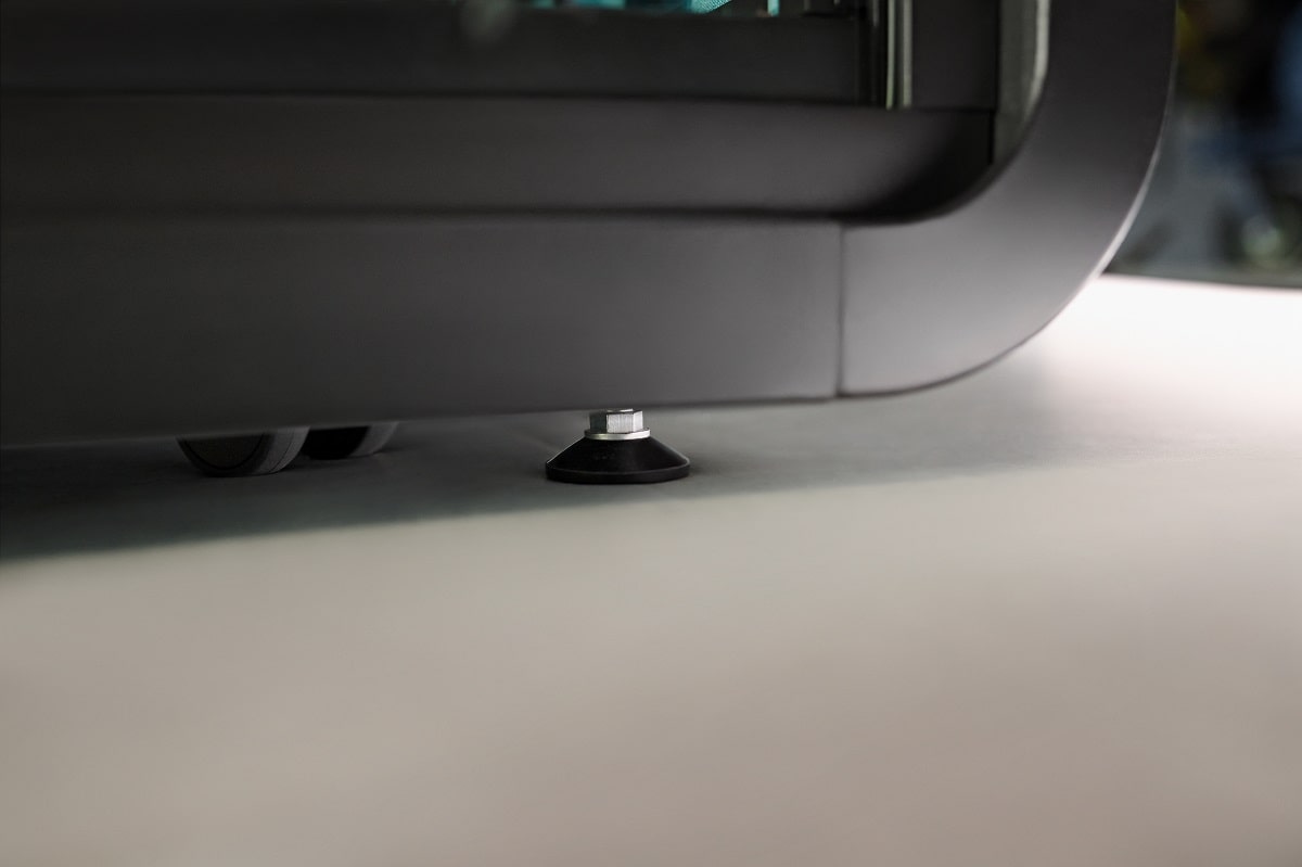 Arretierbare Rollen und Nivellierfüße machen hushFree.M mobil und bereit für jede Situation.