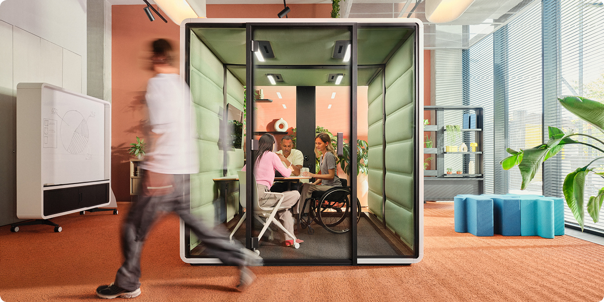 Acoustic meeting pod hushFree.Access.L for persons with mobility impairments