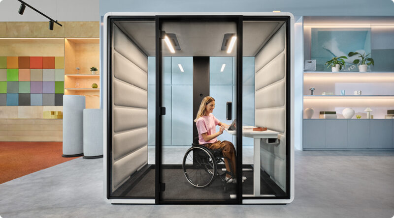 Acoustic office workpod hushFree.Access.M for employees on wheelchair