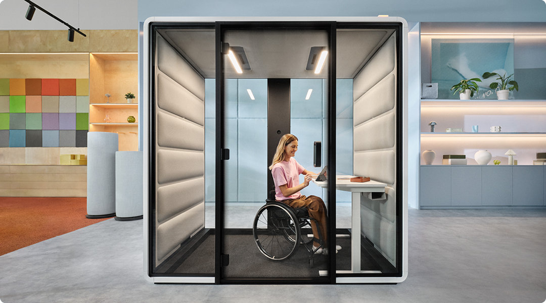 Cabine acoustique hushFree.Access.M pour des employées handicapées au fauteuil roulant