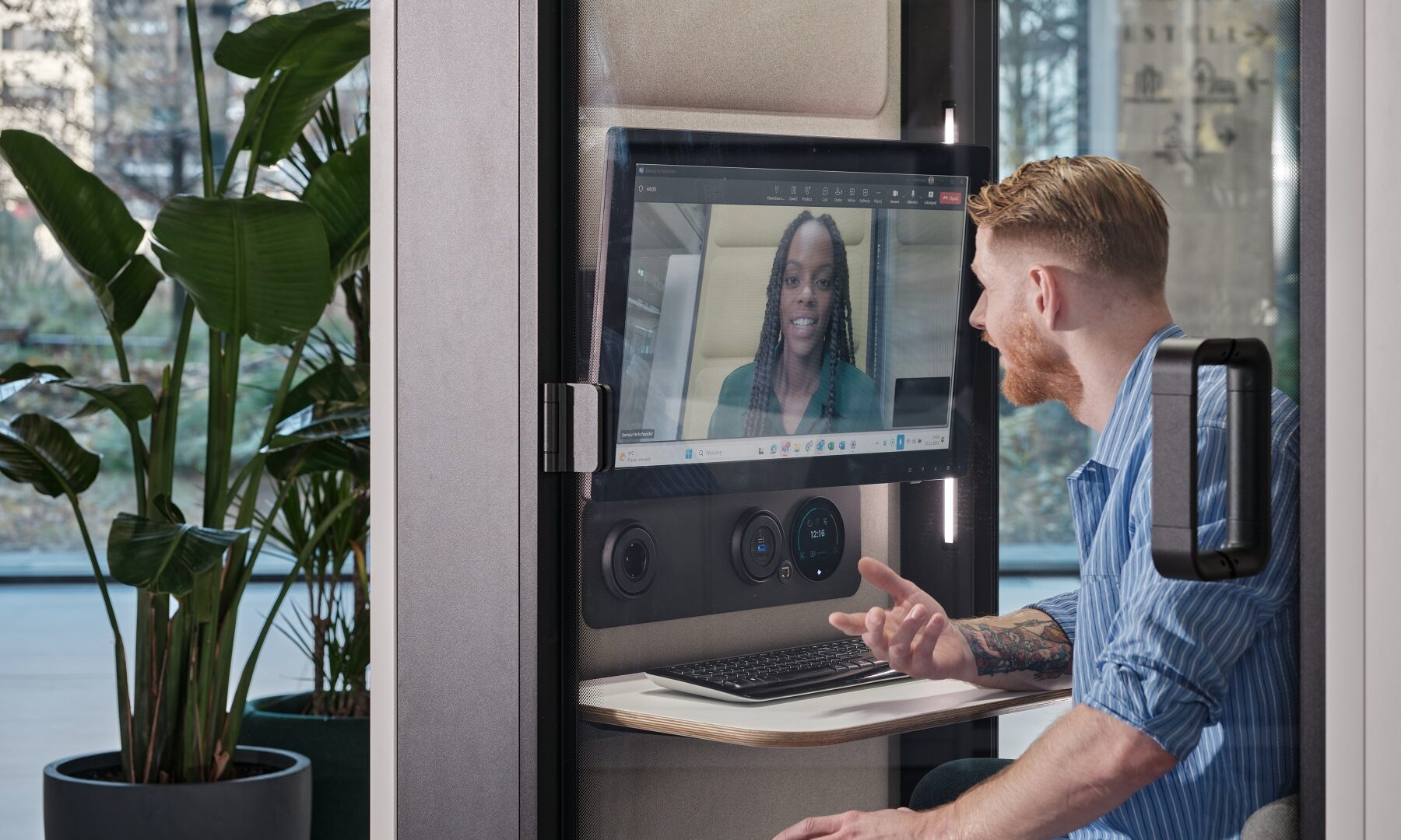 HushFree.S.Hybrid is a 1-person work booth of pure focus— and the ideal counterbalance to office hubbub.