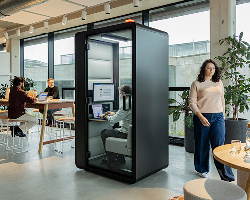 Cabine individuelle Hush dédiée au travail dans un espace de bureau ouvert.