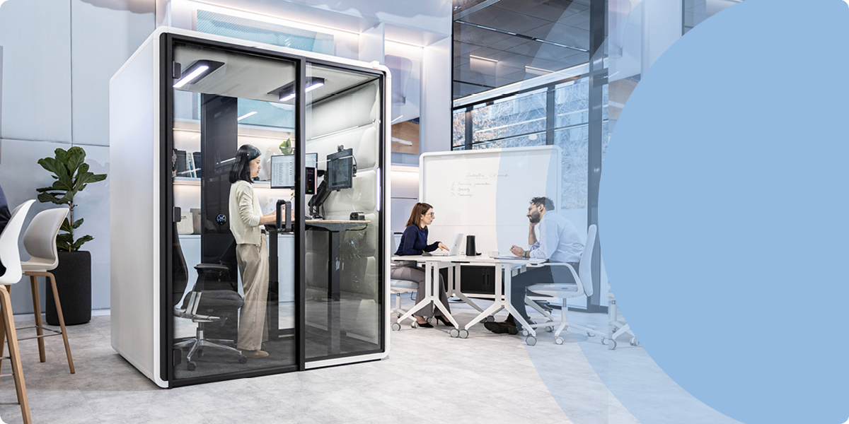 Cabine acoustique Hushfree Work avec dimensions visibles, présentant un bureau et une chaise à l’intérieur.