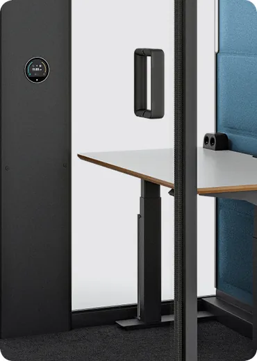 Kabiny akustyczne Hushfree Work w trzech wariantach kolorystycznych: czerwonym, szarym i żółtym.