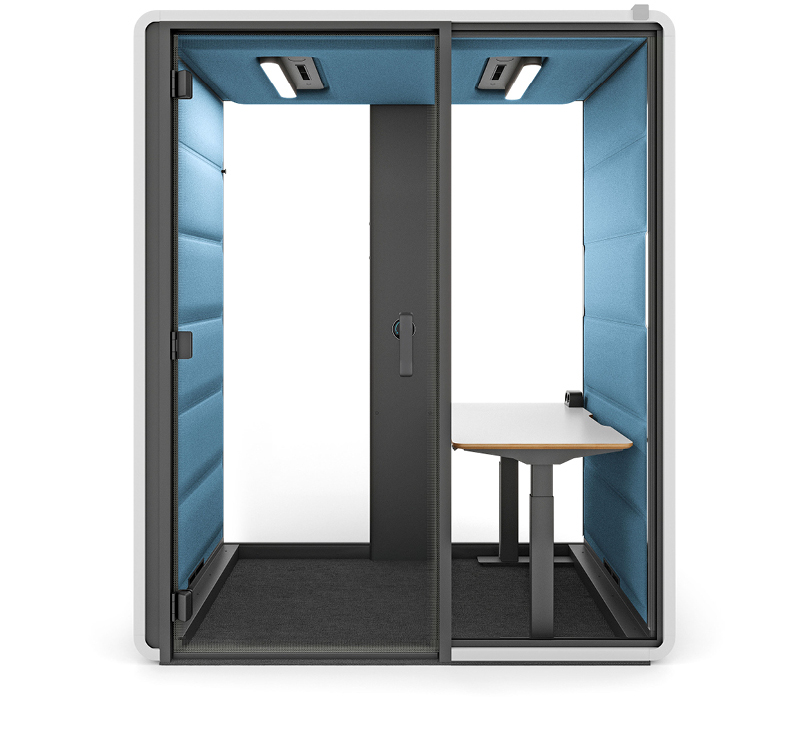 Frontalny widok wnętrza kabiny akustycznej Hushfree Work z niebieskimi panelami.