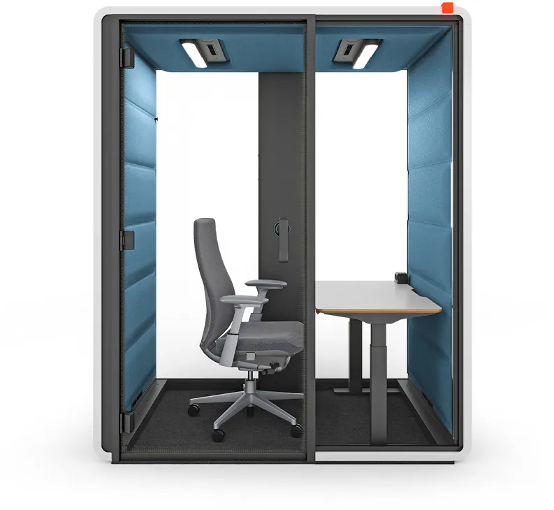 Frontalny widok wnętrza kabiny akustycznej Hushfree Work z niebieskimi panelami.